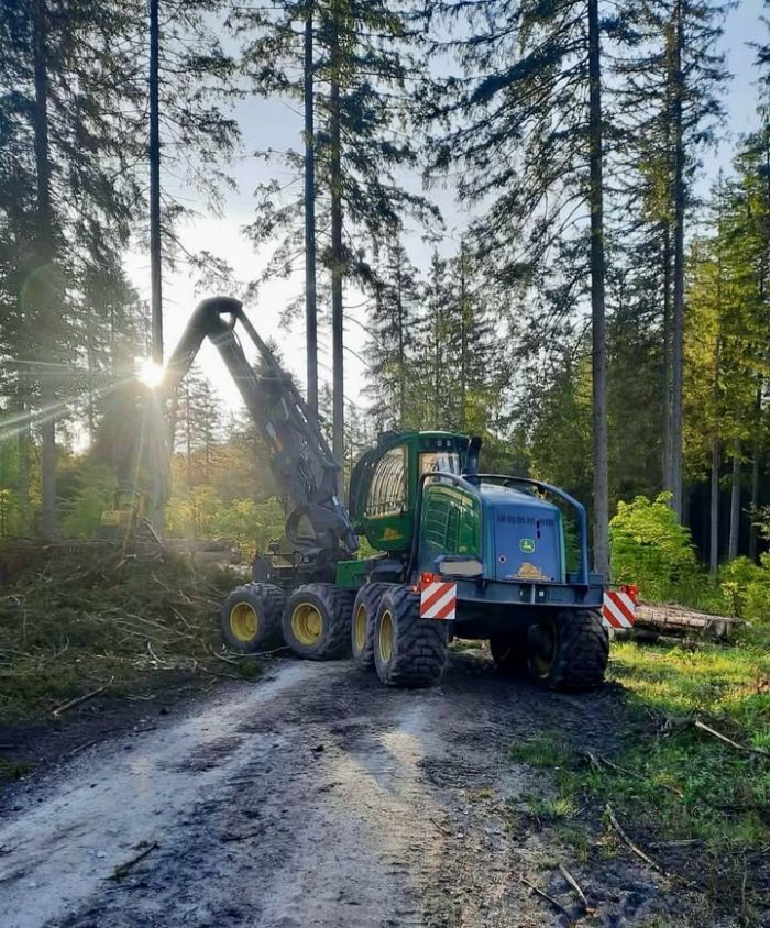 Happy weekend, schön wirds ✌🏼☀️

#overandout✌🏻️ #weekendloading #hutaz #harvester #maschinist #forestry #forstwirtschaft #harvest #hutaz #holzschlägerung #holzbringung